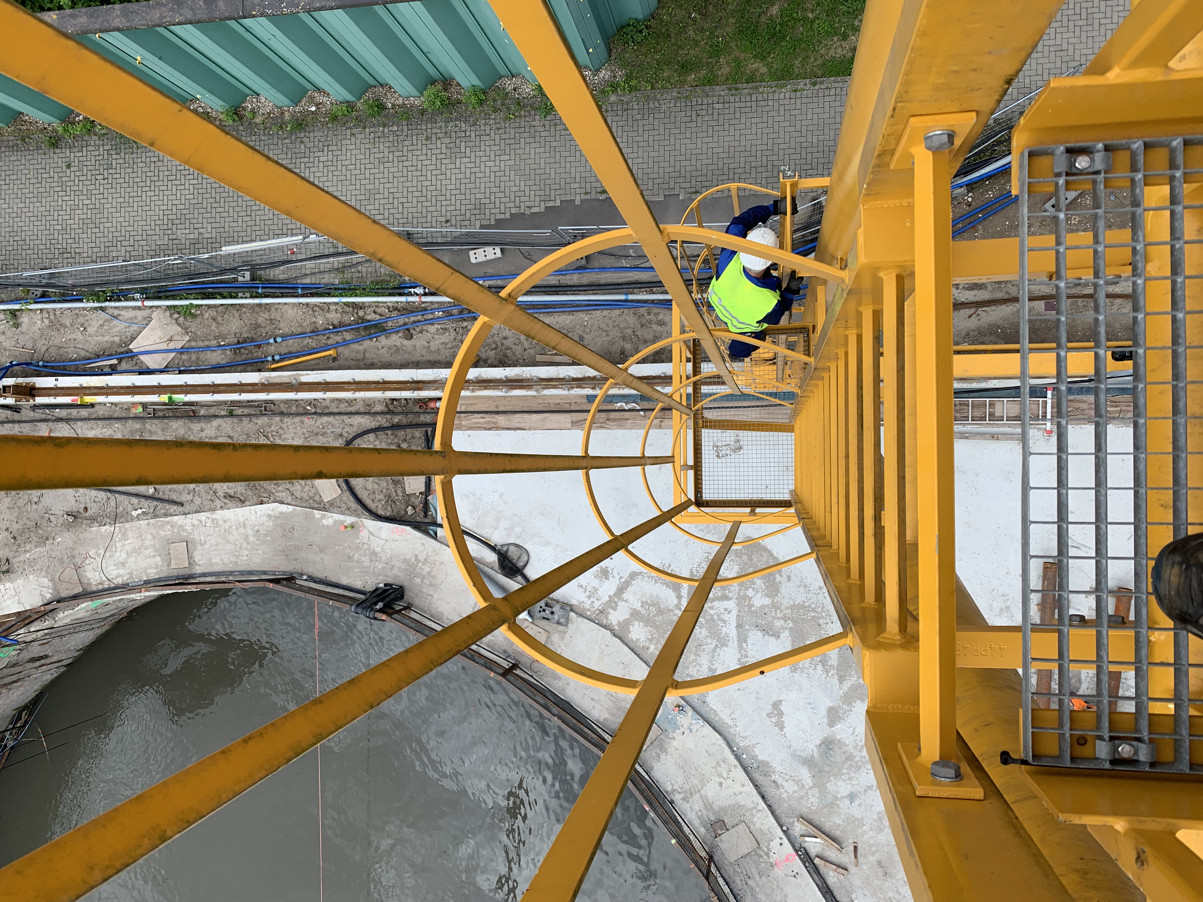 Befähigte Person bei der Inspektion eines Turmkrans von innen - DGUV-konforme Kranprüfung